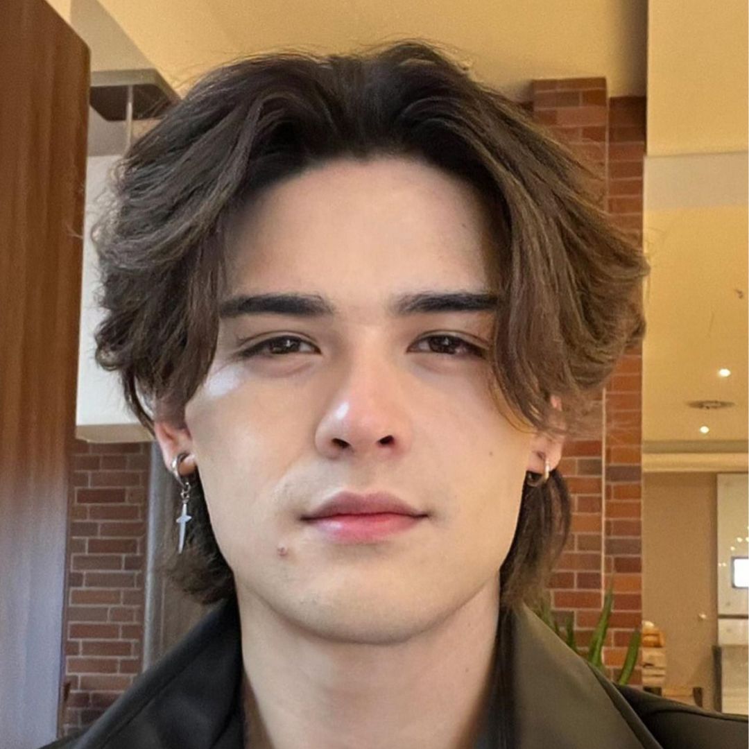 textured middle haircut